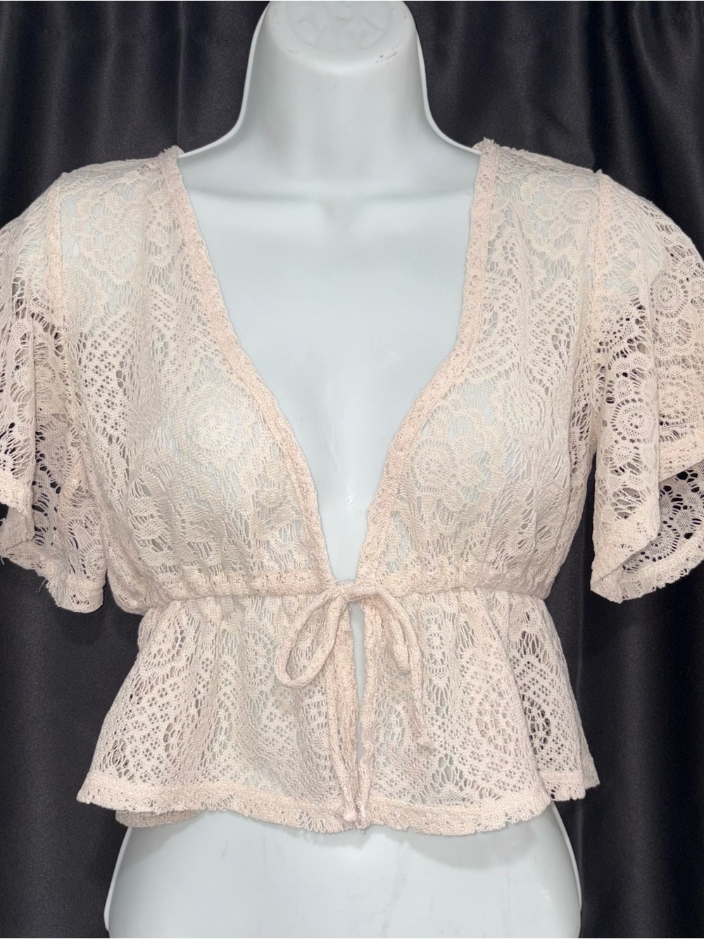 Women’s vintage cream tie-front lace top M